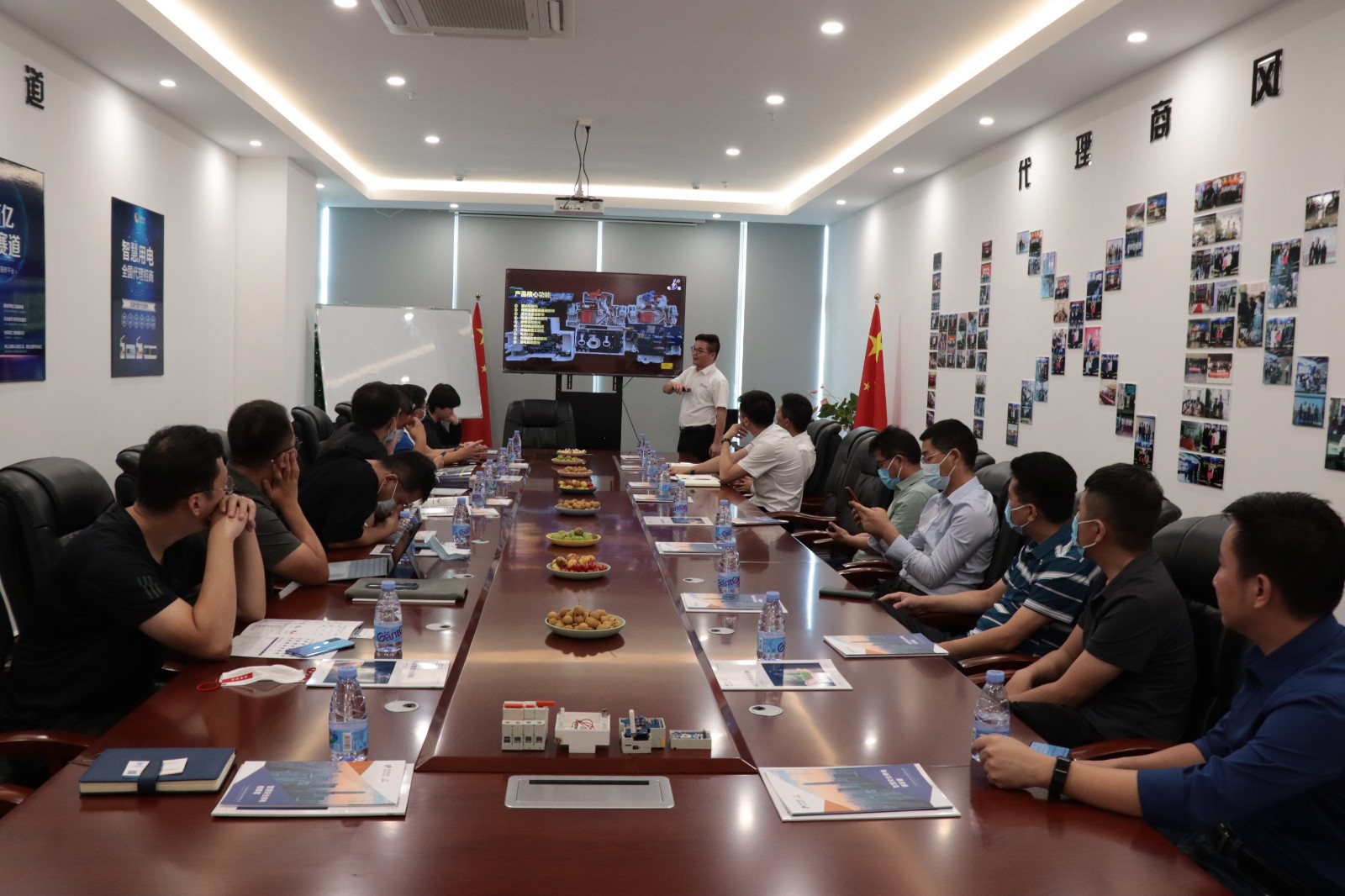 新奥能源集团领导一行莅临半岛网页版科技参观指导