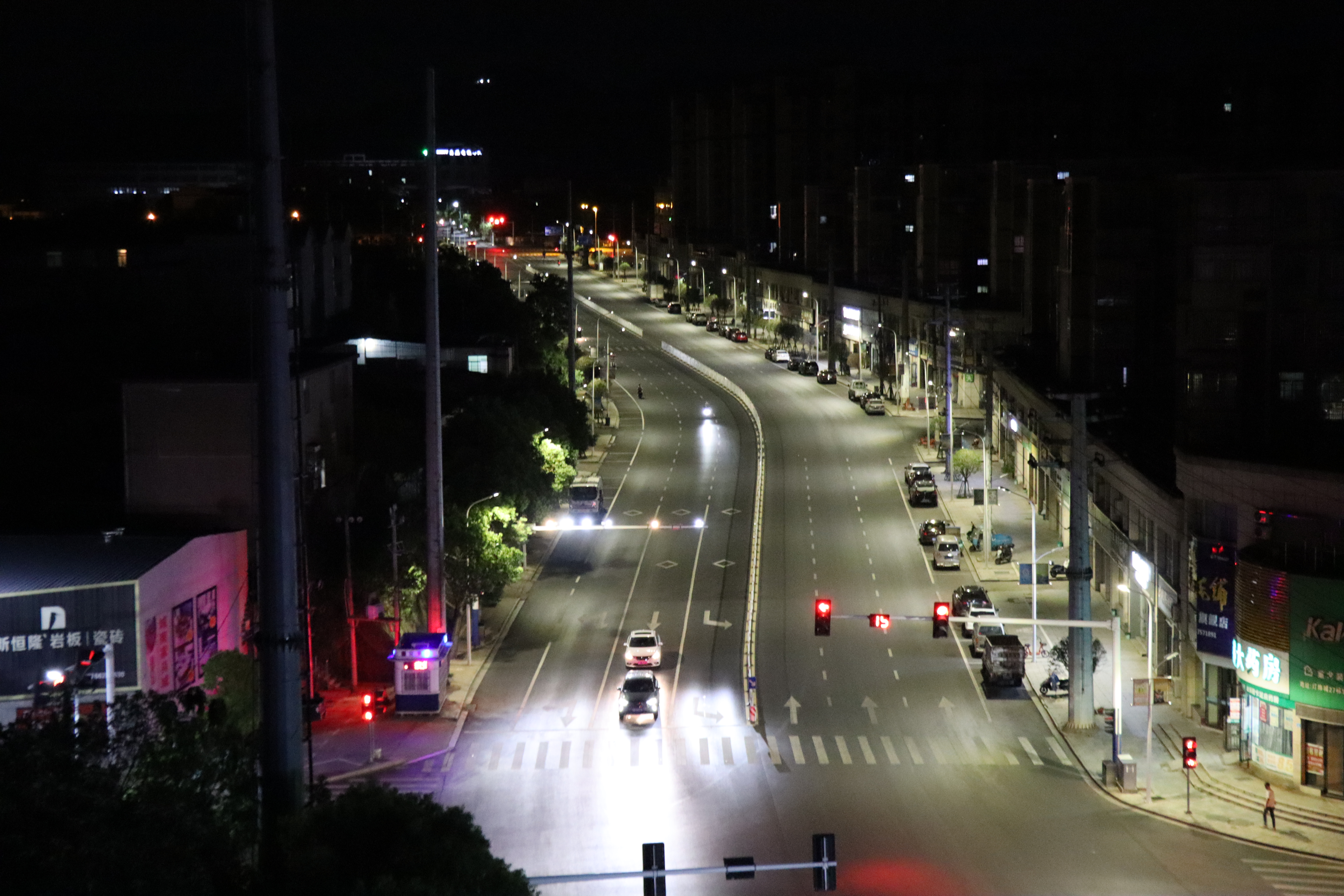 明珠大道路灯改造完美验收，半岛网页版电保安全节能路灯让每一度电都更有价值！