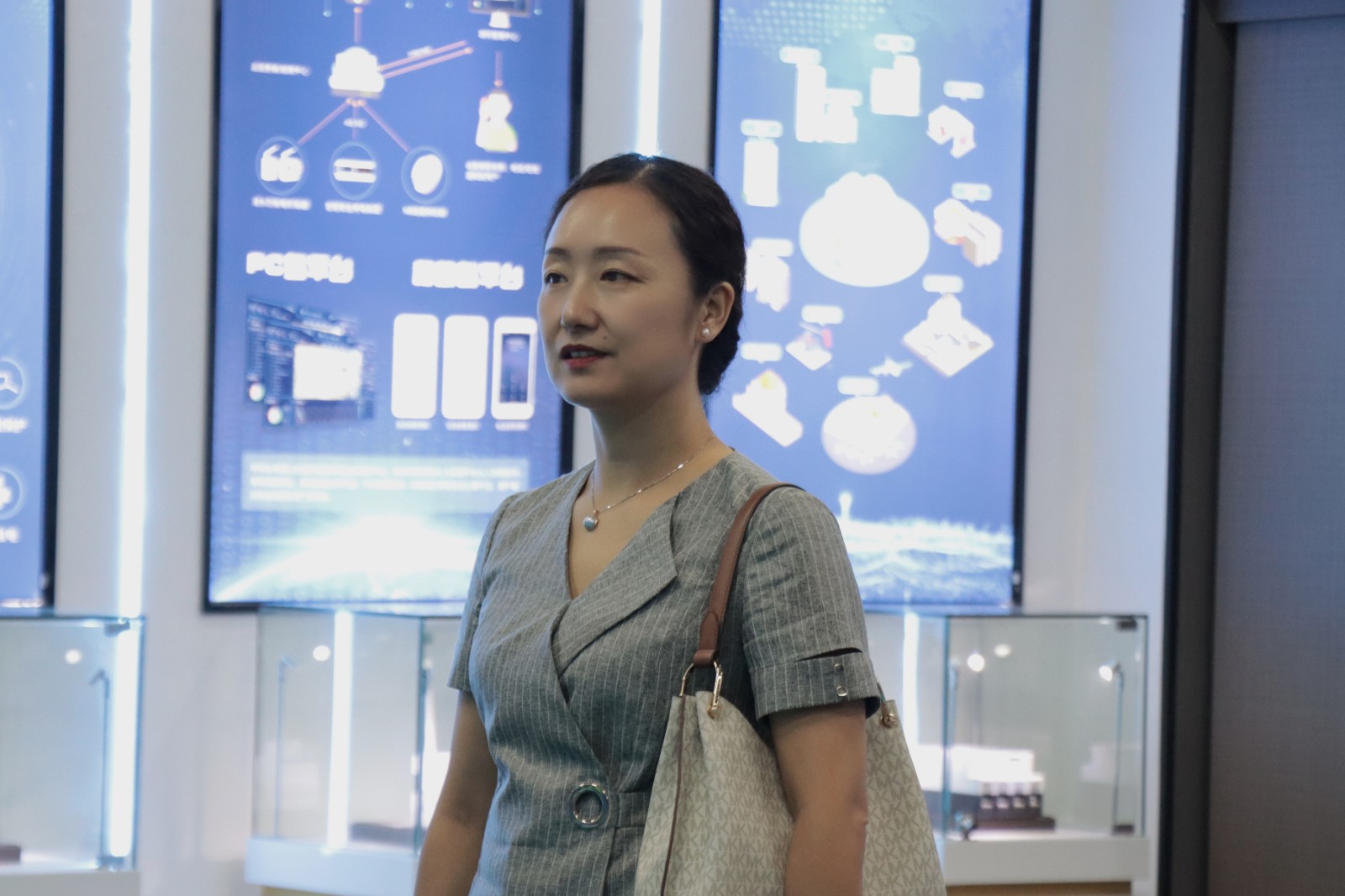 乌鲁木齐经济技术开发区招商服务局莅临半岛网页版科技参观指导