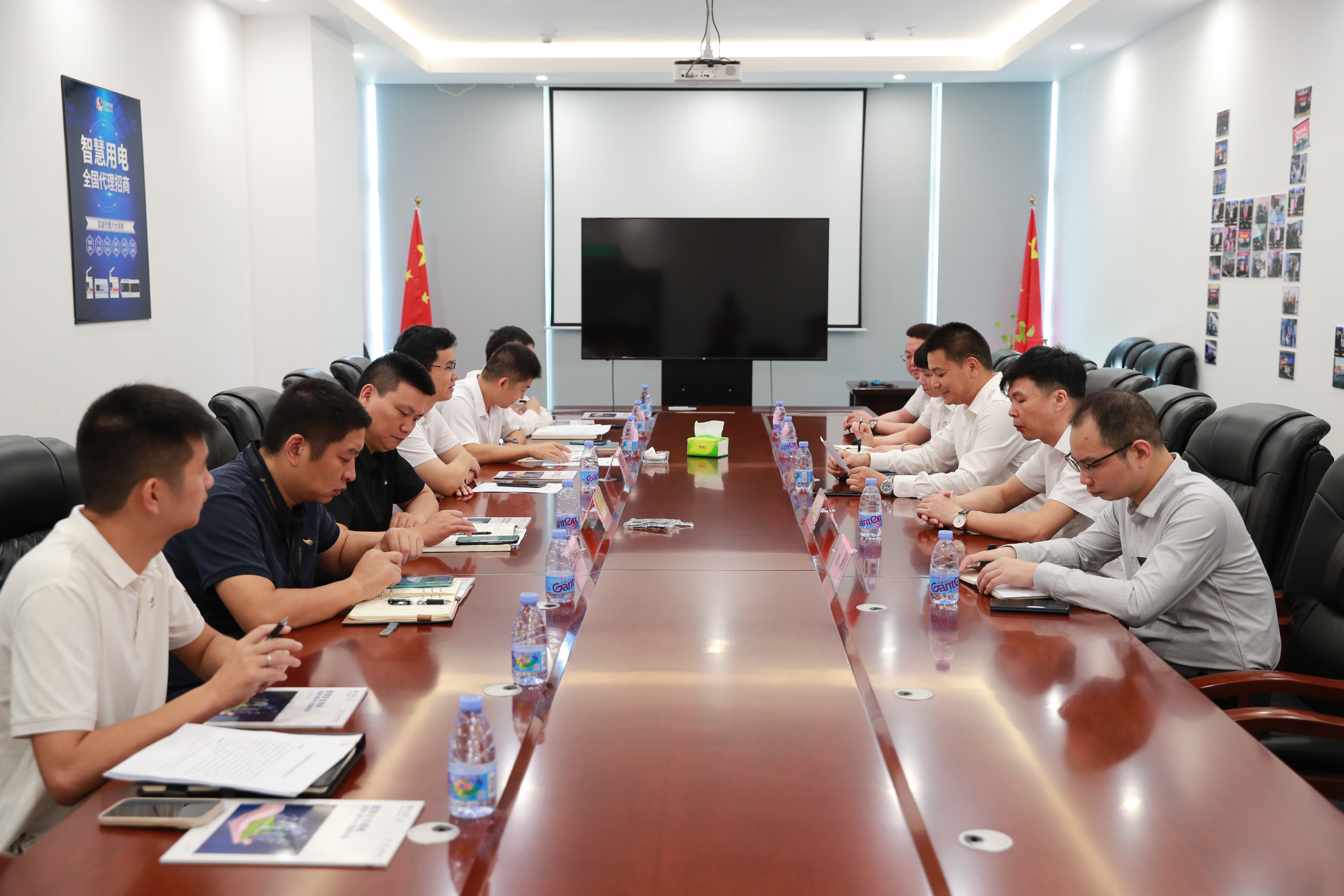 深圳市光明区凤凰街道党工委领导走访半岛网页版科技